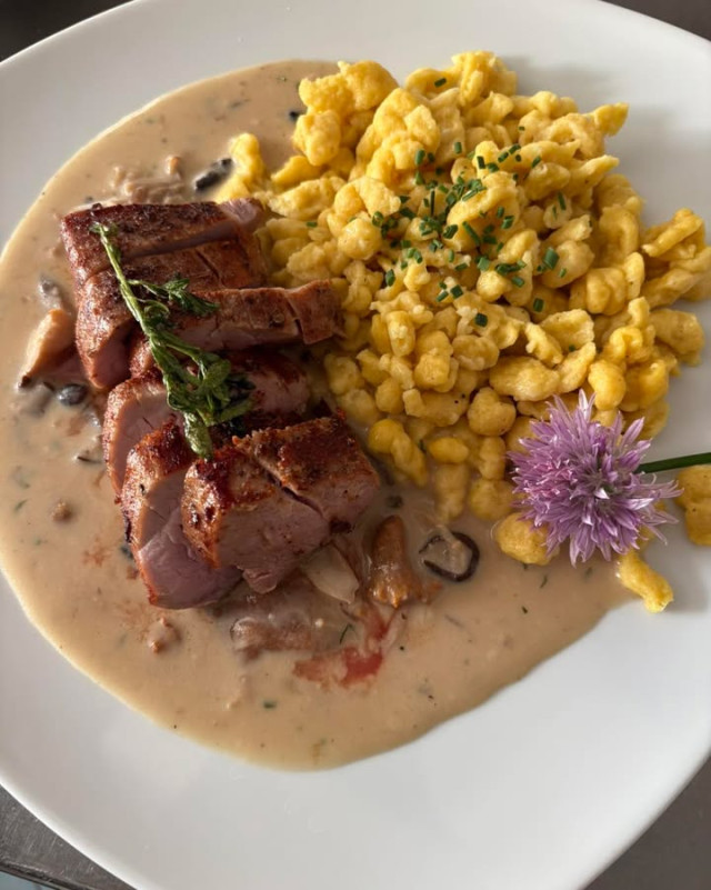 Schweinefilet mit Pilzrahmsauce und hausgemachte S...